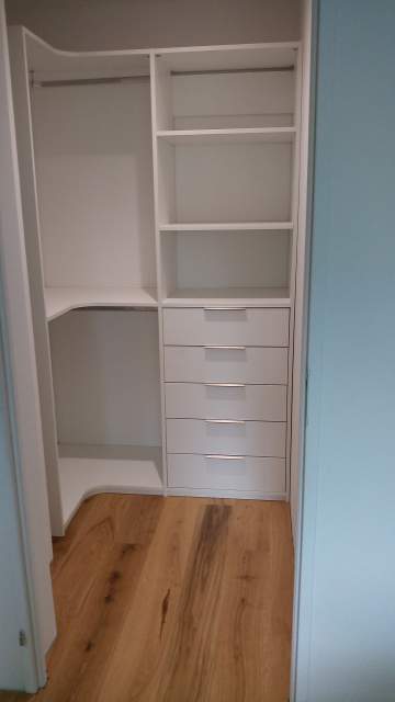 Création d'un dressing d'angle sur-mesure à Arès