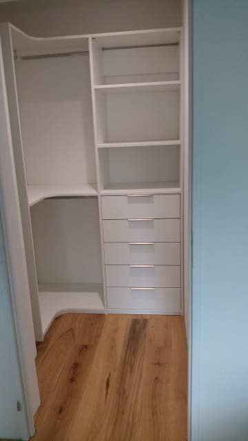 Création d'un dressing d'angle sur-mesure à Arès Création d'un dressing d'angle sur-mesure à Arès