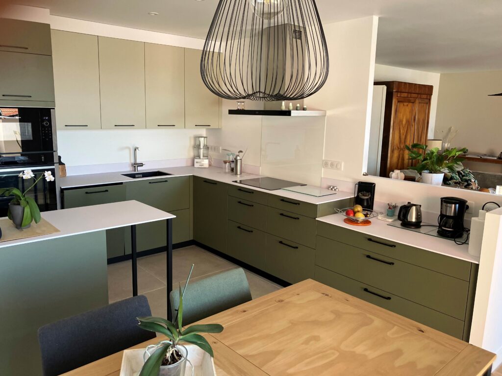 Rénovation cuisine à Andernos – Compact blanc Alaska et mobilier sur mesure signé Cuisines Girondines Rénovation cuisine à Andernos – Compact blanc Alaska et mobilier sur mesure signé Cuisines Girondines